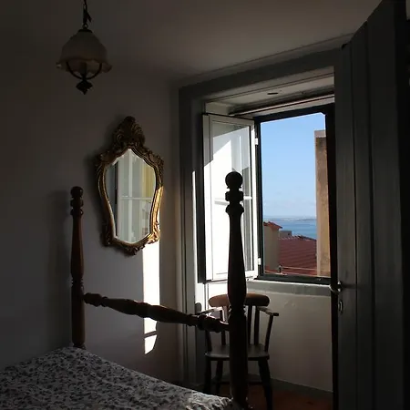 Chris' Riverside Alfama Appartement *